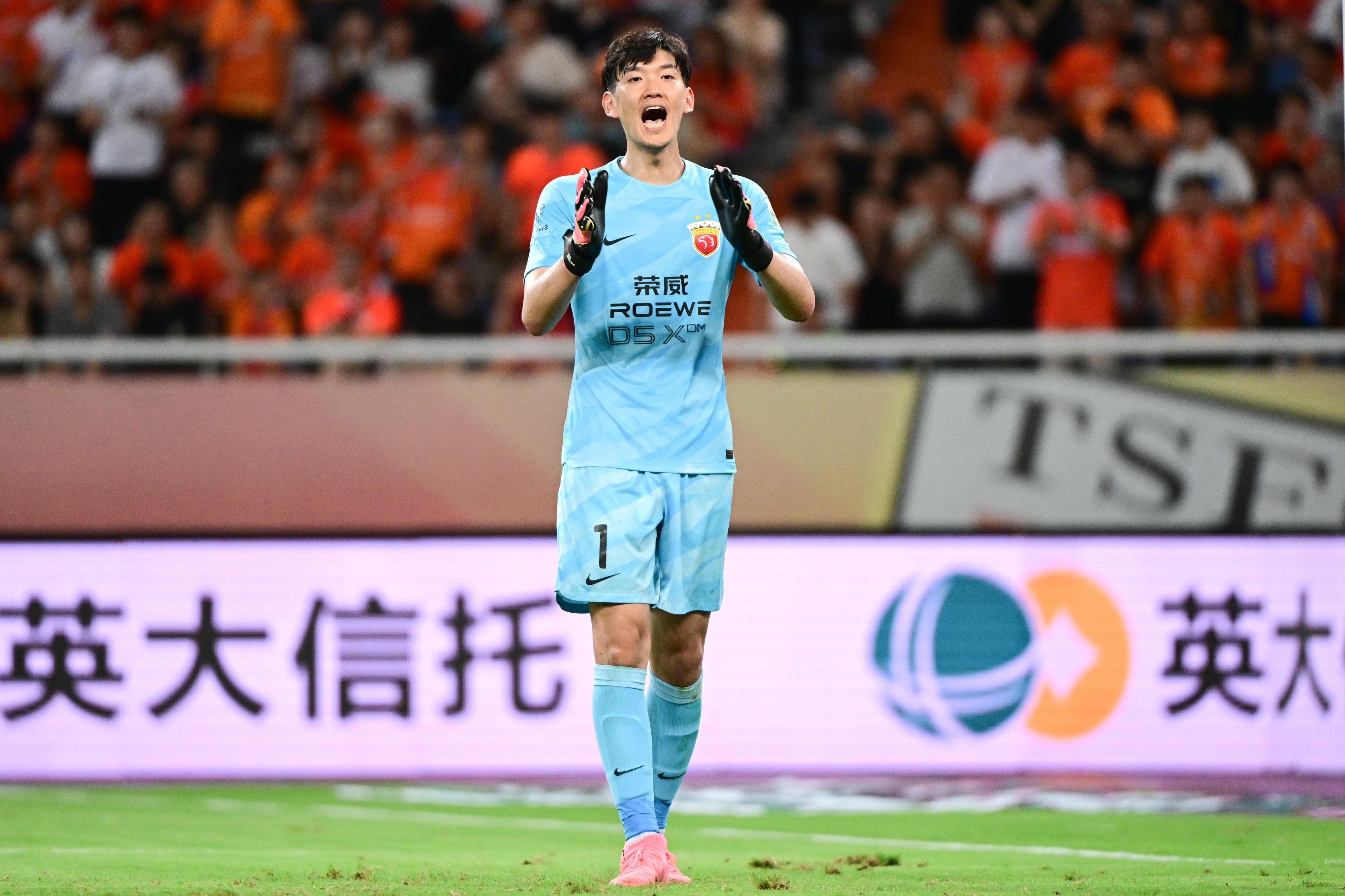 颜骏凌鼻血横飞挡绝杀 海港门神：拿1分被闷也值