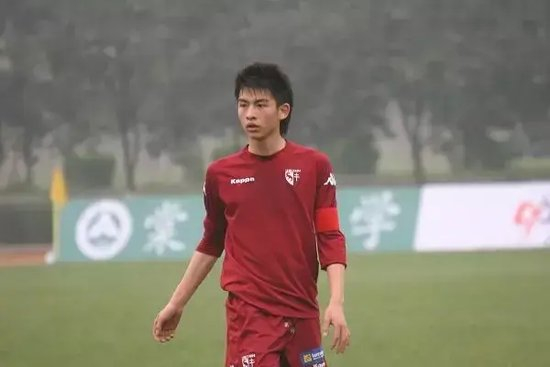王钰栋依木兰留洋调查：月薪三千欧起步，23岁天花板法则